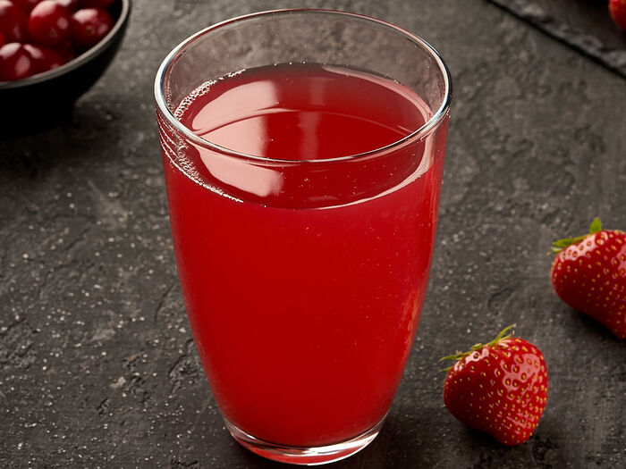 Напиток ягодный из малины, клубники и клюквы