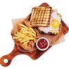 Фото к позиции меню Сэндвич с курицей, яйцом, соусом цезарь и картофелем фри