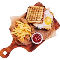 Сэндвич с курицей, яйцом, соусом цезарь и картофелем фри