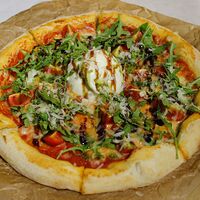 Пицца с бурратой и бакинскими томатами