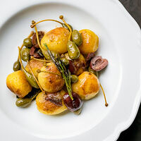 Жареный картофель с оливками каламата