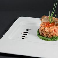 Тартар из лосося с чука салатом и красной икрой