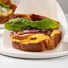 Фото к позиции меню Egg-cэндвич с грудинкой и сырным cоусом