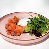 Фото к позиции меню Яйцо пашот с лососем и мятым авокадо