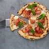 Фото к позиции меню Пицца с сыром моцарелла, прошутто и базиликом