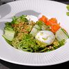 Фото к позиции меню Зеленый салат с рикоттой, лососем и хрустящим киноа
