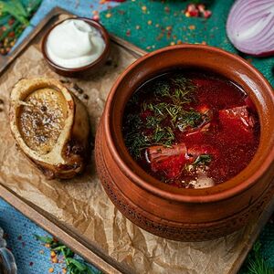 Борщ с говядиной и сметаной