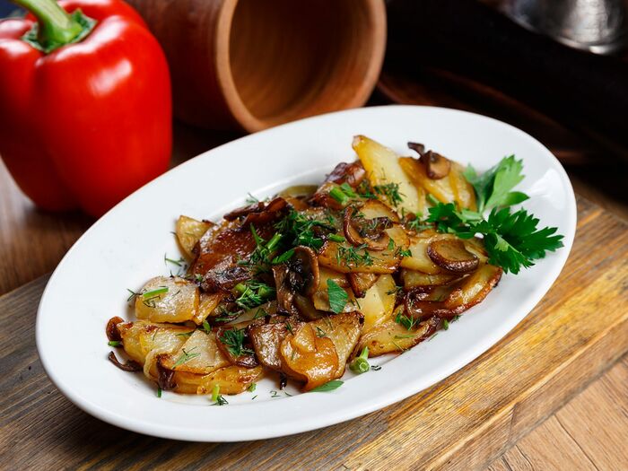 Картофель, жаренный с луком и грибами