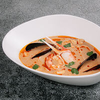 Острый суп с крабом, морепродуктами и рисовой лапшой