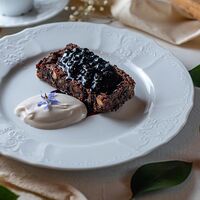 Шоколадный пирог с черникой и сгущенкой из кокосового молока