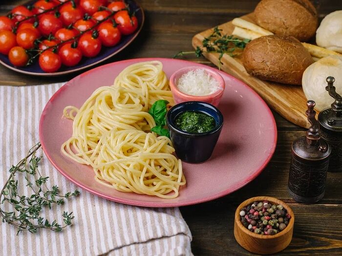 Спагетти с соусом песто и сыром пармезан