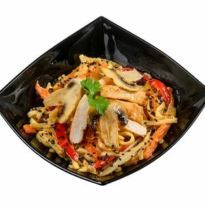 Wok с курицей и грибами в сливочном соусе