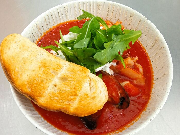 Морепродукты в соусе из томатов с моцареллой