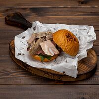 Бургер с реберным мясом (свинина и говядина) с соусом барбекю