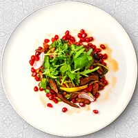 Салат тёплый с телячьей вырезкой, свежими овощами и рукколой