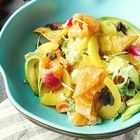 Салат с лососем и персиком