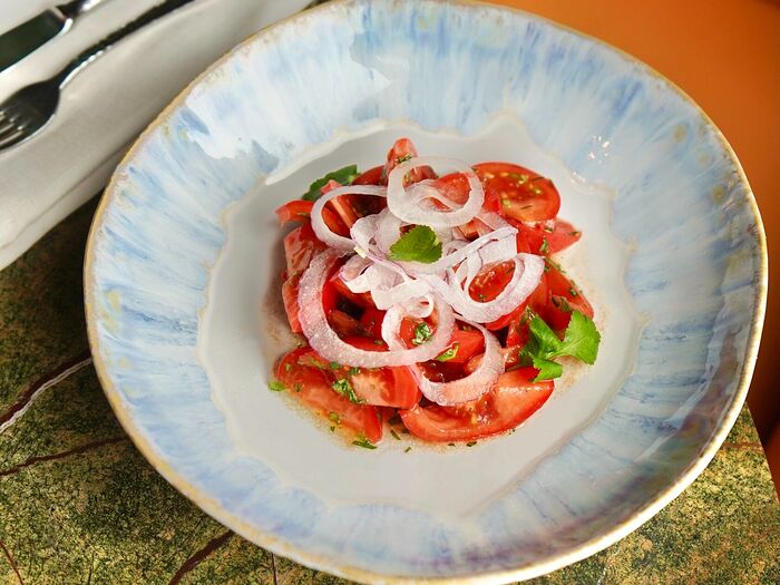 Сочные бакинские томаты, ялтинский лук, кинза