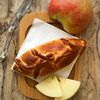 Фото к позиции меню Пирожок с яблоком