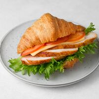 Сэндвич-круассан с куриной грудкой