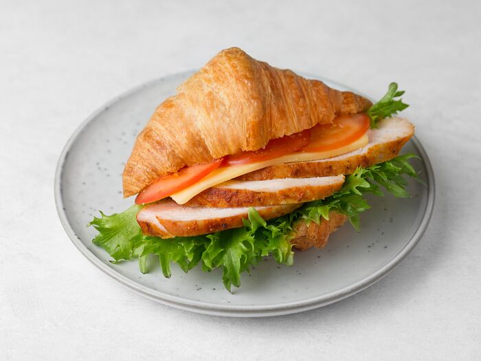 Сэндвич-круассан с куриной грудкой