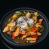 Фото к позиции меню Кальмар с овощами и рисом в соусе хойсин
