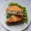 Фото к позиции меню Запеченный бутерброд с курицей