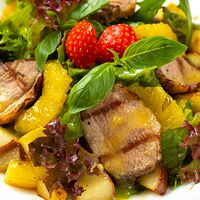 Салат с утиной грудкой и карамелизированными фруктами под соусом порто