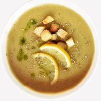 Чечевичный суп с гренками и лимоном
