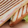 Фото к позиции меню Сэндвич хрустящий с ветчиной и сыром