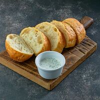 Домашний хлеб пшеничный со сметанно-чесночным соусом