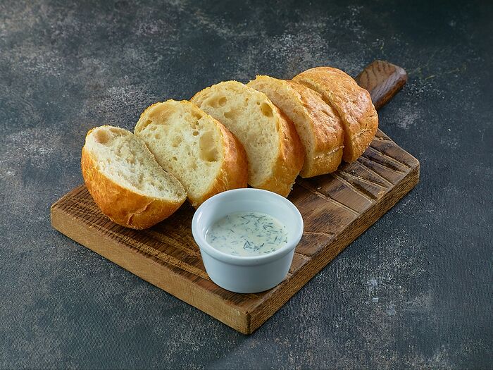 Домашний хлеб пшеничный со сметанно-чесночным соусом