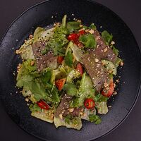 Тайский салат с говяжьими щечками