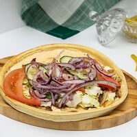 Пицца с летним салатом