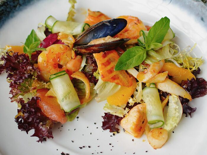 Теплый салат с морепродуктами, имбирным огурцом и соусом манго