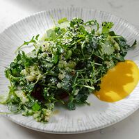 Зеленый салат с киноа, шпинатом и цукини