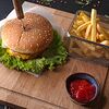 Фото к позиции меню Бургер острый с говяжьей котлетой и картофелем фри (Halal)