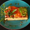 Фото к позиции меню Вафля с лососем, сливочно-творожным сыром и авокадо
