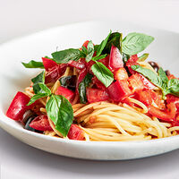 Спагетти с томатами и базиликом