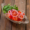 Фото к позиции меню Спелые томаты с луком и кинзой