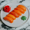 Фото к позиции меню Сет суши с лососем 6 шт