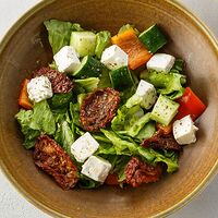 Греческий салат с вялеными томатами