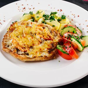 Стейк куриный под сыром и овощами