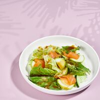 Зелёный салат со слабосоленым лососем