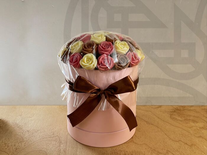 37 шоколадных роз в шляпной коробке