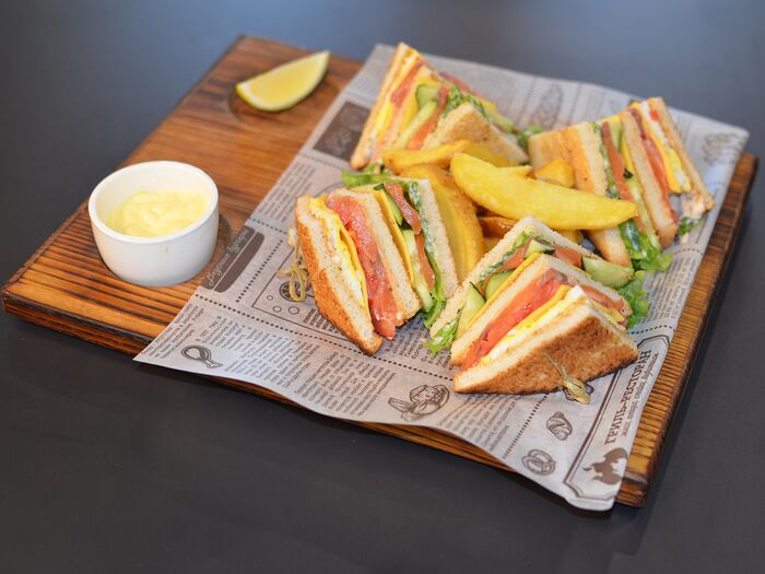 Клаб-сэндвич с лососем