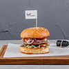 Фото к позиции меню Terra Burger с говядиной и соусом медовый барбекю
