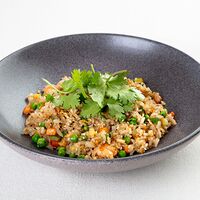 Рис, жаренный по-японски с креветками и овощами