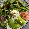 Фото к позиции меню Большой зеленый салат со страчателлой и мурманским лососем