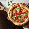 Фото к позиции меню Пицца с лососем, вялеными томатами и рукколой
