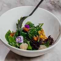 Зелёный салат с голубикой и помело